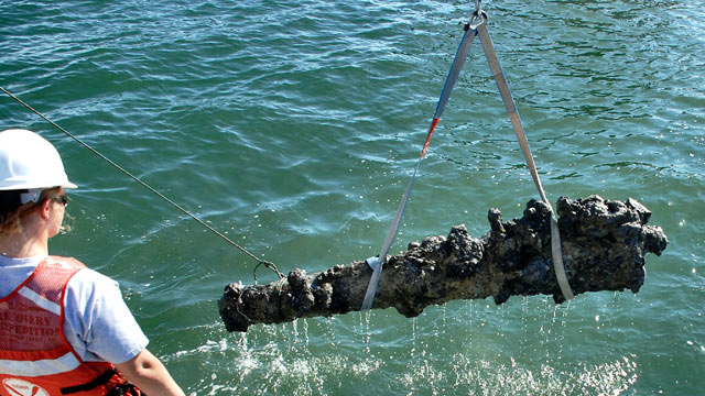PHOTO: Archeologists excavate a 300-year-old cannon covered in debris, off the coast of North Carolina, Oct. 26, 2011.