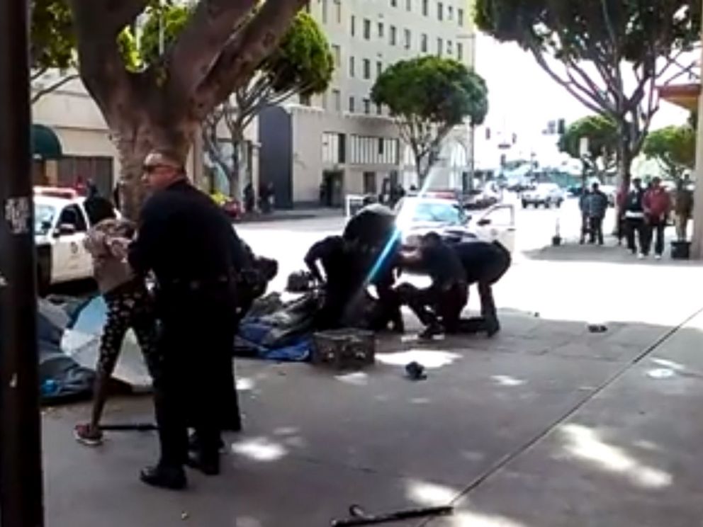 PHOTO: Los Angeles police officers can be seen detaining two robbery suspects before a shooting, March 1, 2015.