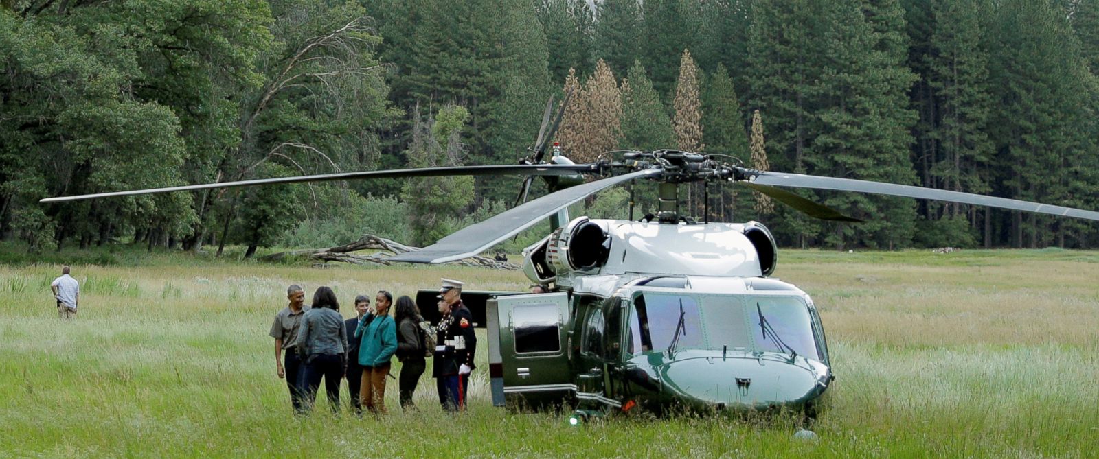 PHOTO: President Barack Obama, first lady Michelle Obama and their daughters Sasha and Malia arrive at Yosemite National Park in Calif., June 17, 2016. 