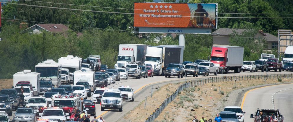 Small plane misses cars, kills 4 aboard in highway crash (abcnews.go.com)