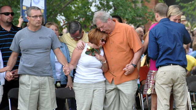 PHOTO: Mourners attend a vigil in Aurora, Colo., July 22, 2012.