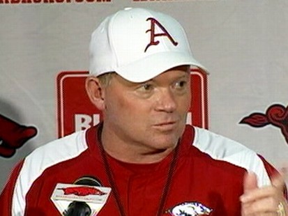 VIDEO: Renee Gork wore a Florida Gators hat while interviewing Arkansas Hogs coach.