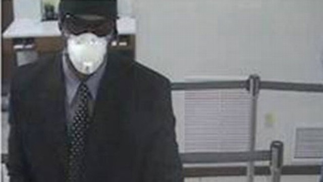 VIDEO: FBI searches for man suspected of robbing 10 banks in the San Diego area.