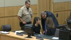 PHOTO: Jodi Arias confers with her attorneys as the jury deliberates in her death penalty case.