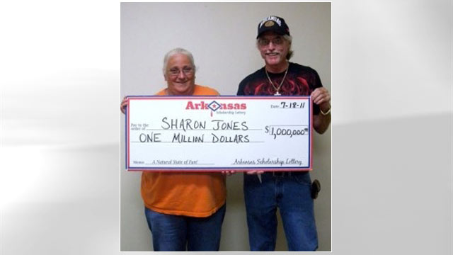 PHOTO: Sharon Jones claimed the prize after taking the ticket from a bin of discarded lottery stubs.