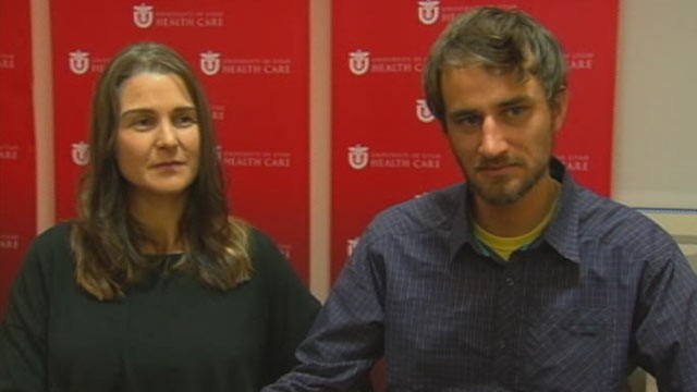 PHOTO: The survivor of a backcountry avalanche, Elizabeth Malloy, left, and her skiing companion, during a press conference, Jan. 16, 2013.