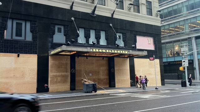 PHOTO: Hurricane Irene's path leads toward New York City, and major retailers such as Bloomingdale's are taking no chances, boarding up their iconic 59th & Lexington store.