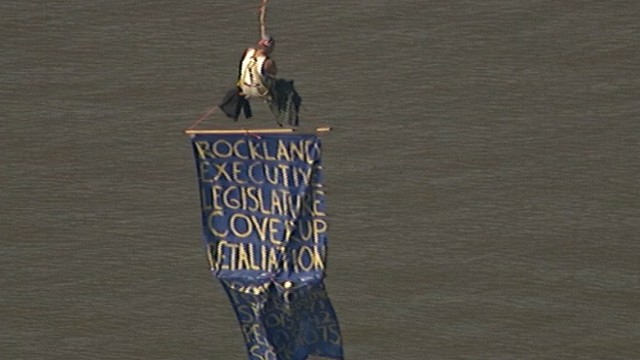 VIDEO: Man protesting local politics hangs with sign from New Yorks Tappan Zee Bridge.