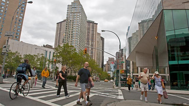 PHOTO: Pedestrians hit the streets of New York after Tropical Storm Irene