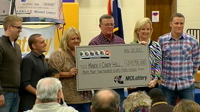 PHOTO: Mark Hill and his wife Cindy from Dearborn, Mo., were presented with a Powerball lottery winning $293 million check, Nov. 30, 2012.