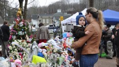 PHOTO: Ana Deaguiar, 21, and her 16-month-old son Giovanni visit the Sandy Hook Elementary School shooting memorial in Newtown, Conn., on Dec. 18, 2012.