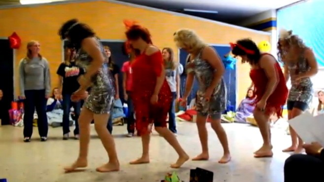 VIDEO: To lessen pressure, students choose prom dates through random drawing.
