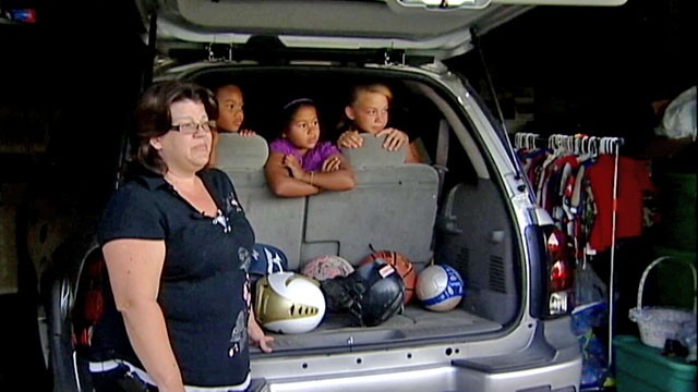 PHOTO: Shannon Carter said she had arrived home a little earlier after taking the kids to the movies to find her street swarming with sheriff's deputies.