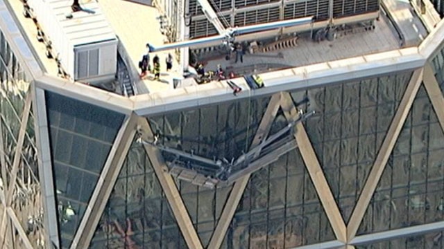 PHOTO: Two window washers are stranded on the scaffold of the Hearst Building in Midtown New York City.