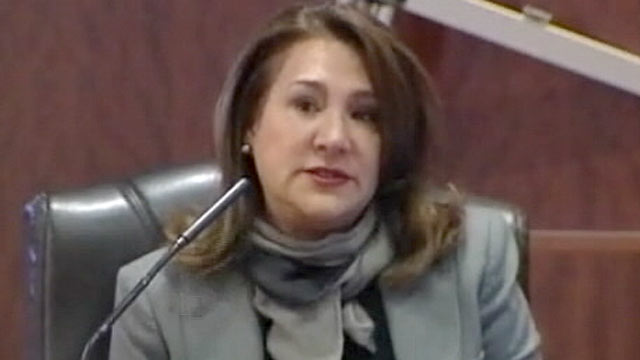 PHOTO: Yvonne Stern takes the witness stand during the trial of Damian Flores on Nov - abc_yvonne_stern_jef_111103_wmain