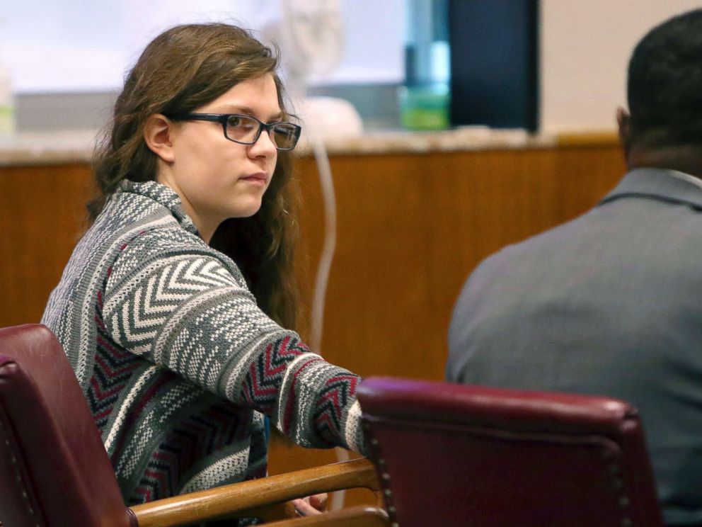 PHOTO: Anissa Weier passes a note to defense attorney Joseph Smith Jr. during closing arguments in her case before Waukesha County Circuit Court Judge Michael Bohren, Sept. 15, 2017, in Waukesha, Wis.