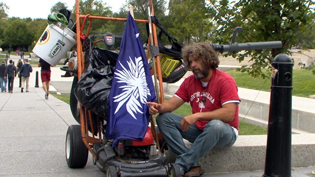 VIDEO: Chris Cox will benefit from fundraising efforts after tending to grounds of the Lincoln Memorial.