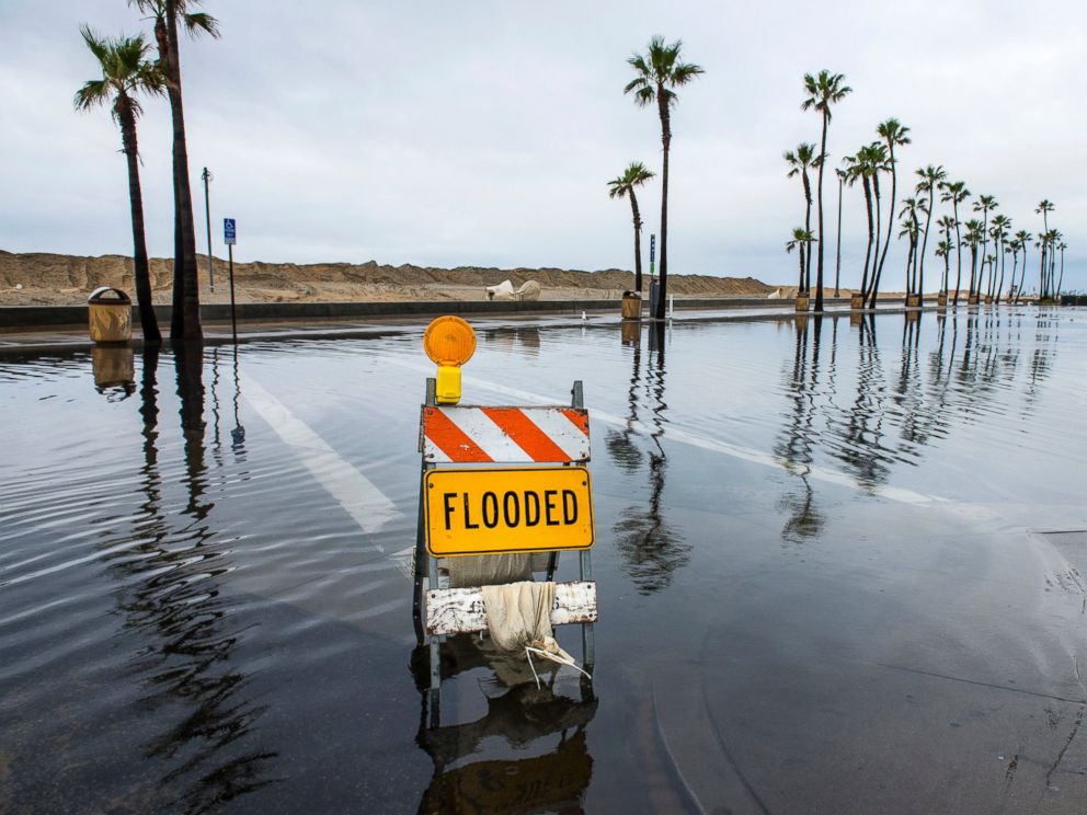 PHOTO: A sign lets visitors know that this beach-side parking lot near the Balboa Pier in Newport Beach, Calif., is flooded early Feb. 18, 2017.