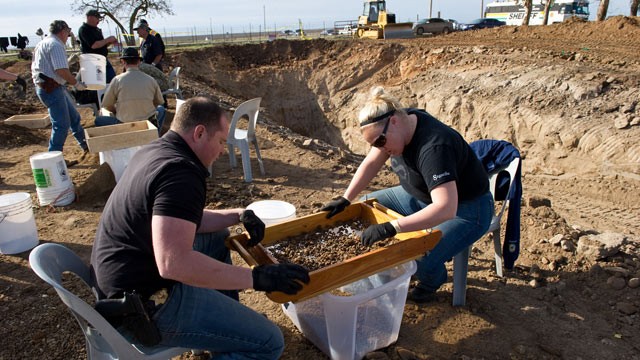 PHOTO: San Joaquin Sheriff detectives Paul Hoskins, and Lindsay Smith sift for human remains of possible victims of Wesley Shermantine and Loren Herzog, that were excavated from an abandoned cattle ranch, Linden, Calif., Feb. 12, 2012.