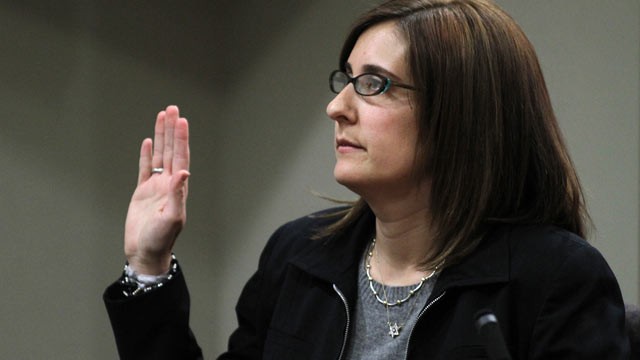 PHOTO: Andrea Sneiderman takes the stand to testify during the opening of the Dunwoody day care killing trial of Hemy Neuman in Atlanta, Feb. 21, 2012.