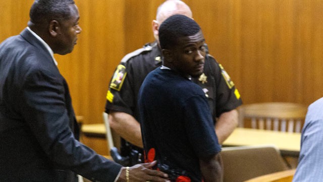 PHOTO: Desmonte Leonard looks back at family and friends makes his first appearance at the Lee County Justice Center, June 14, 2012, in Opelika, Ala.