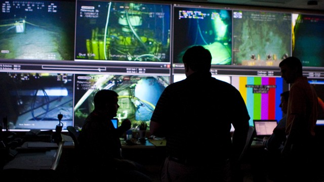PHOTO: In this July 16, 2010 photo, BP employees monitor the Deepwater Horizon oil spill in front of the underwater cameras at the Houston Command Center in Houston.