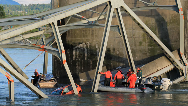 PHOTO: Rescue workers head to the scene where a pickup truck and a car fell into the Skagit River after the collapse of the Interstate 5 bridge, May 23, 2013, in Mount Vernon, Wash.