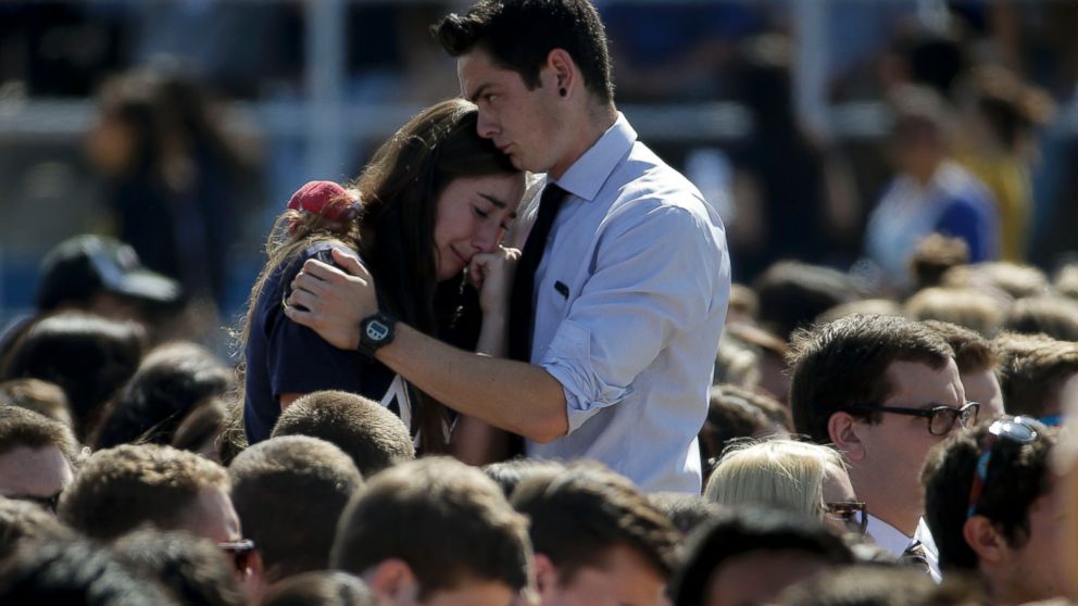 PHOTO: A couple embraces before a memorial service at Harder Stadium on the campus of University of California, Santa Barbara, May 27, 2014.