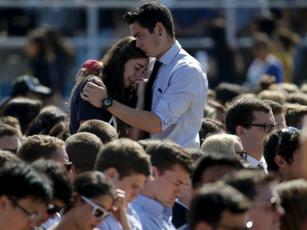 PHOTO: A couple embraces before a memorial service at Harder Stadium on the campus of University of California, Santa Barbara, May 27, 2014.