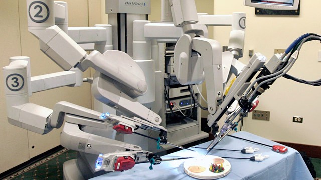 PHOTO: Da Vinci Surgical Robot