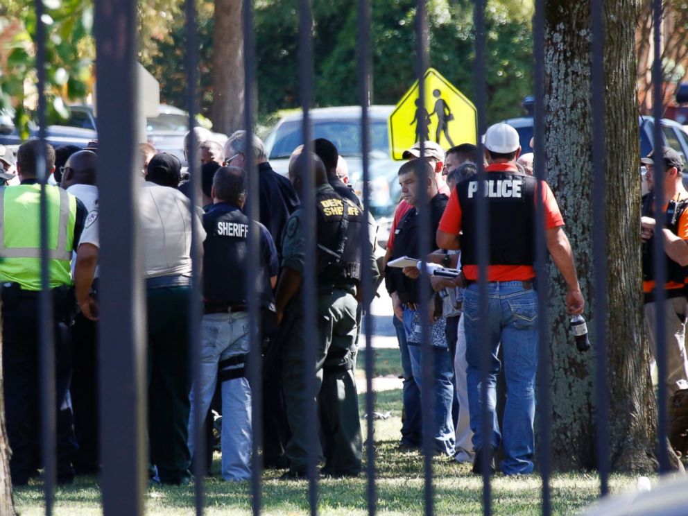 PHOTO: Law enforcement officers gather on the Delta State University campus to search for an active shooter in connection with a the shooting of history professor in Cleveland, Miss., Sept. 14, 2015.