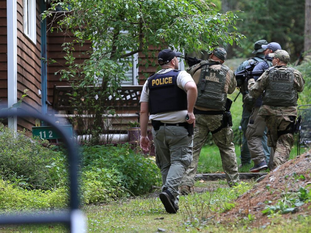 PHOTO: Pennsylvania State Police troopers and U.S. Marshals investigate and clear homes in the search for suspect Eric Frein, Sept. 24, 2014 in Canadensis, Pa.