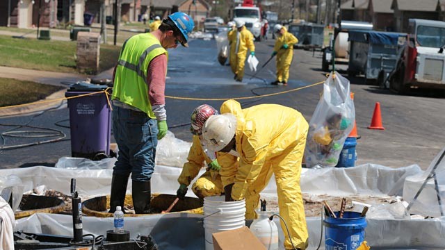 PHOTO: Oil spill clean up