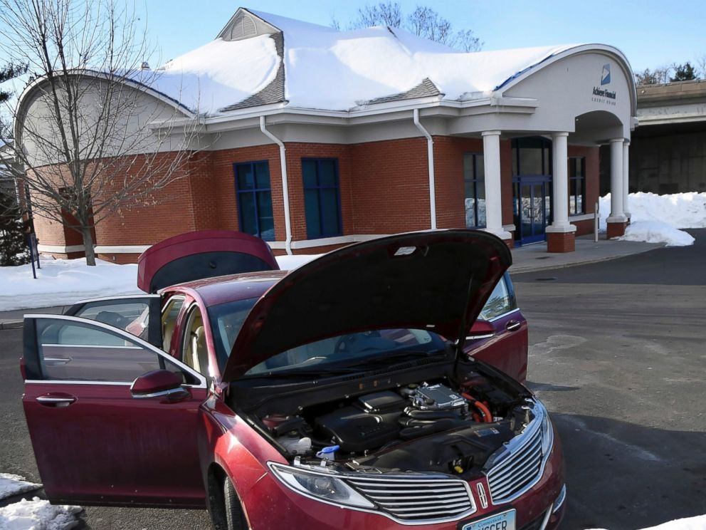 PHOTO: In this Monday, Feb. 23, 2015 photo, a red Lincoln sits in the Achieve Financial Credit Union parking lot with all doors, trunk and doors open in New Britain, Conn.