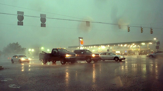 PHOTO: Drivers take turns rolling through a dead traffic light on US 24, west of Fort Wayne, Ind., as a thunderstorm and high winds ripped through the area, Friday, June 29, 2012.