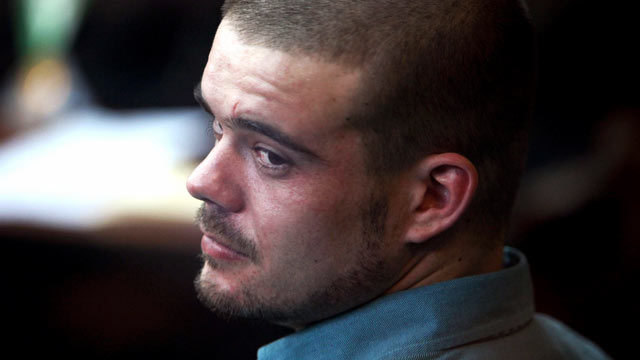 PHOTO: Joran van der Sloot looks back from his seat after entering the courtroom for the continuation of his murder trial at San Pedro prison in Lima, Peru, Jan. 11, 2012.