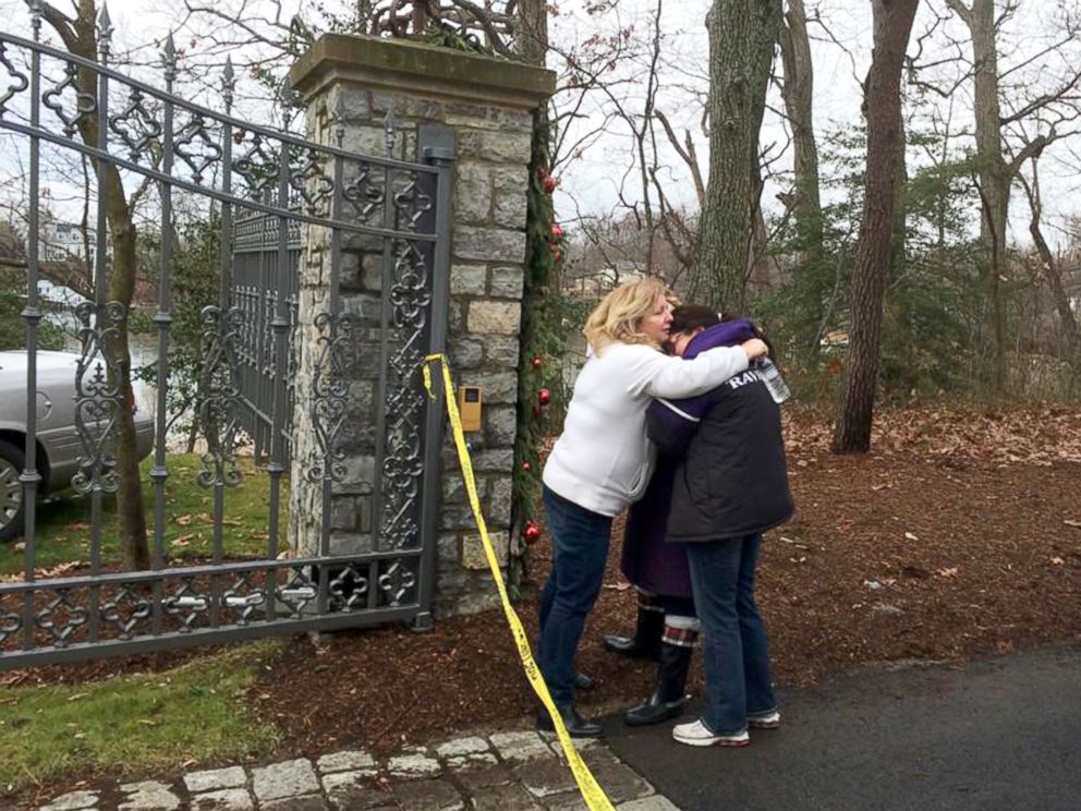 PHOTO: A group of women gather outside the gate of a home following a fire in Childs Point Road, Jan. 19, 2015, in Annapolis, Md.