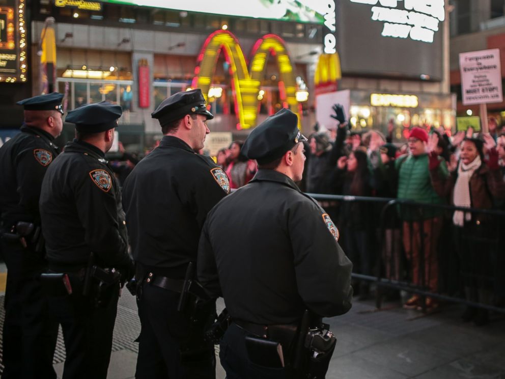 PHOTO: Hundreds of protesters gather at Foley Square in New York, Dec. 04, 2014.
