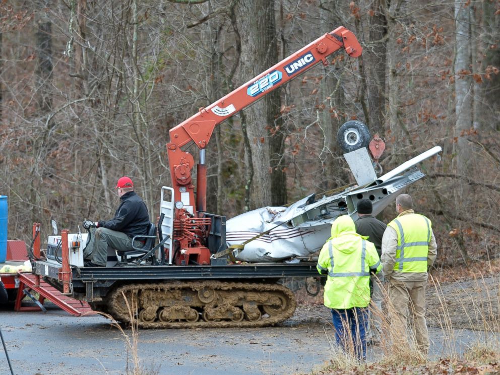 PHOTO: Salvage workers bring out part of a Piper PA-34s fuselage, wing, and landing gear from a crash site Sunday, Jan. 4, 2015 in Kuttawa, Ky.