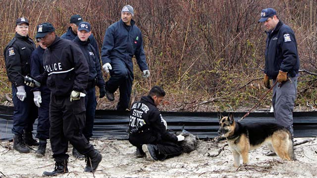 PHOTO: Police search near Jones Beach in Wantagh, N.Y.