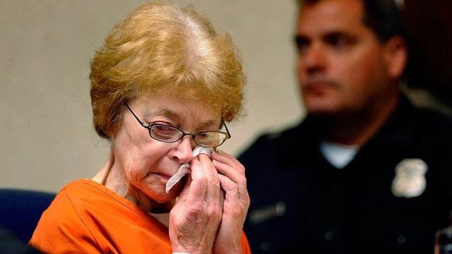 PHOTO: Defendant Sandra Layne breaks down crying during the playing of the 911 call made by her grandson Jonathan Hoffman, in court, July 2, 2012 in Bloomfield Hills, Mich.