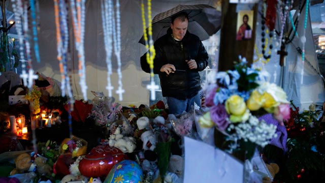 PHOTO: A mourner of Sandy Hook visits a memorial to the Newtown shooting victims during a heavy rain in the Sandy Hook village of Newtown, Conn., Dec. 21, 2012.