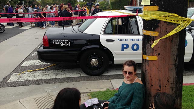 PHOTO: Tina Kronkvist, 21, top right, a student at Santa Monica College, ices her knee she injured running from shots fired by a gunman June 7, 2013 in Santa Monica, Calif.