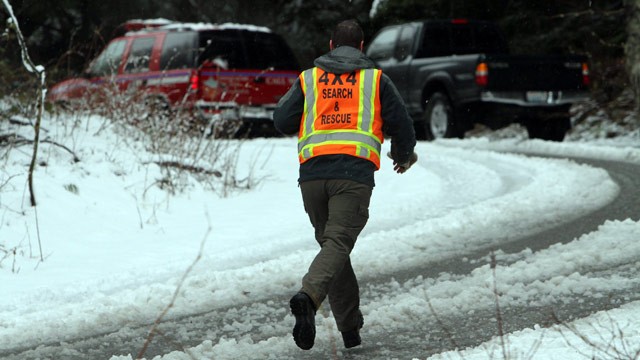 PHOTO: A man with King County Search and Rescue runs toward scene of avalanche at exit 47 along I-90 near Snoqualmie Pass, Sat. April 13, 2013.