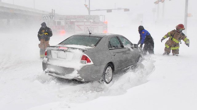 PHOTO: Amarillo, Texas, emergency personnel assist a stranded motorist on the I-40 service road, Feb. 25, 2013.