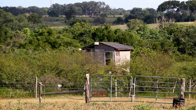 PHOTO: A building near Shiner, Texas, where authorities say a Texas father beat to death a man molesting his 5-year-old daughter is shown, June 16, 2012.
