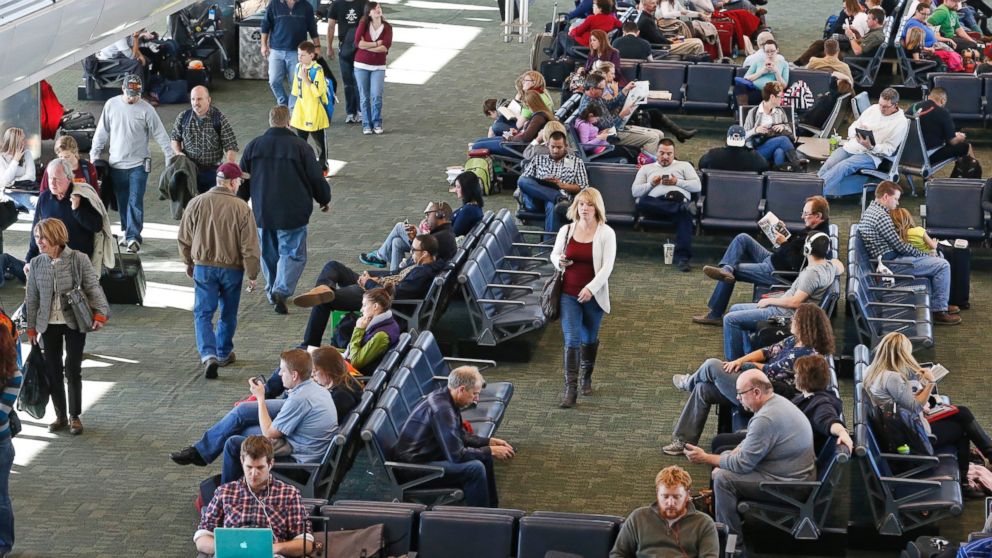 PHOTO: One million more people are expected to fly this holiday season.