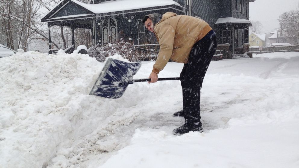 PHOTO: Brian Bunker shovels snow from his driveway, Jan. 5, 2014 in Kalamazoo, Mich.