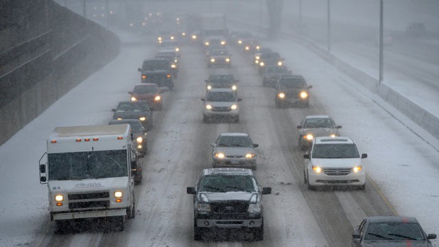 PHOTO: Cars make their way slowly on the eastbound lanes of Interstate 696 near Central Park Boulevard in Southfield, Mich., Dec. 26, 2012.