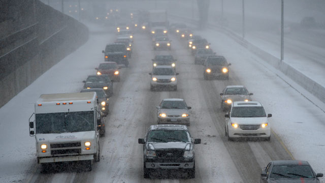 PHOTO: Cars make their way slowly on the eastbound lanes of Interstate 696 near Central Park Boulevard in Southfield, Mich., Dec. 26, 2012.